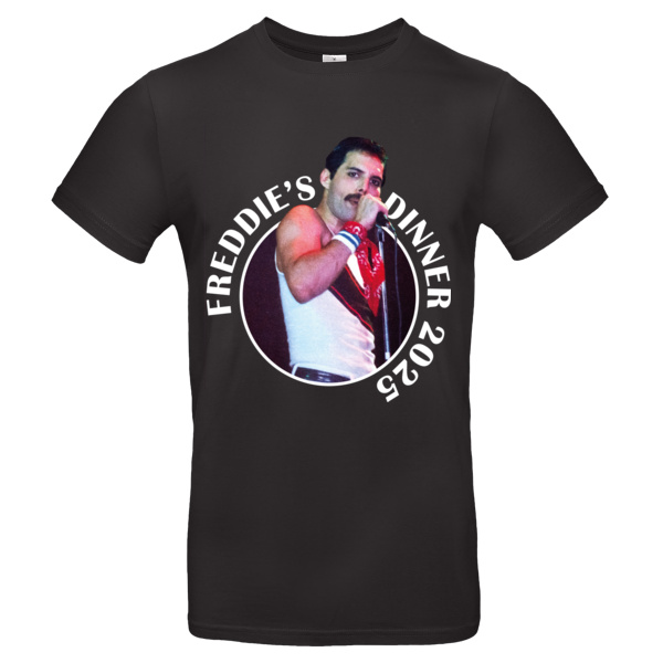 Zwart t-shirt met een foto van Freddie Mercury, met een microfoon in z'n hand. Hij popt uit een rondje en om het rondje heen staat "Freddie's Dinner 2025"