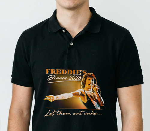 Zwarte polo met Freddie’s Dinner 2026-opdruk van Freddie Mercury en de tekst ‘Let them eat cake…’